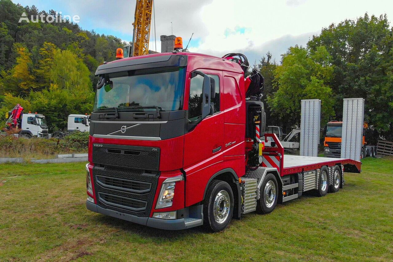 xe tải vận chuyển ô tô Volvo mới